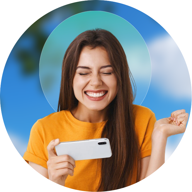 Cliente feliz mostrando su celular nuevo